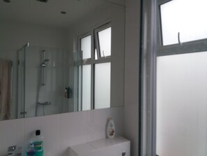 Hair dryer, towels - Newly refurbished, stylish flat in North London (London)