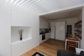 Microwave, cookware/dishes/utensils - Newly refurbished, stylish flat in North London (London)