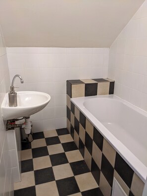 Baignoire, séchoir à cheveux, serviettes fournies, papier de toilette