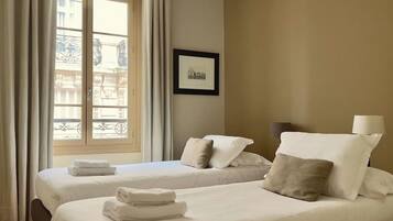 3 habitaciones, tabla de planchar con plancha, wifi y ropa de cama