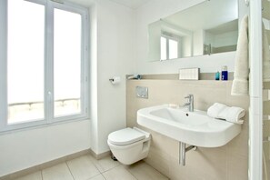 Bathtub, hair dryer, towels - Marais Picasso • 3BR • A/C • Lift (paris)