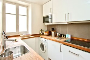 Réfrigérateur, micro-ondes, four, plaque de cuisson