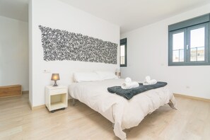 3 slaapkamers, een strijkplank/strijkijzer, gratis wifi, beddengoed