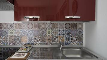 KĂŒhlschrank, Mikrowelle, Ofen, Herdplatte