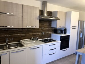 Een koelkast, een magnetron, een oven, een kookplaat