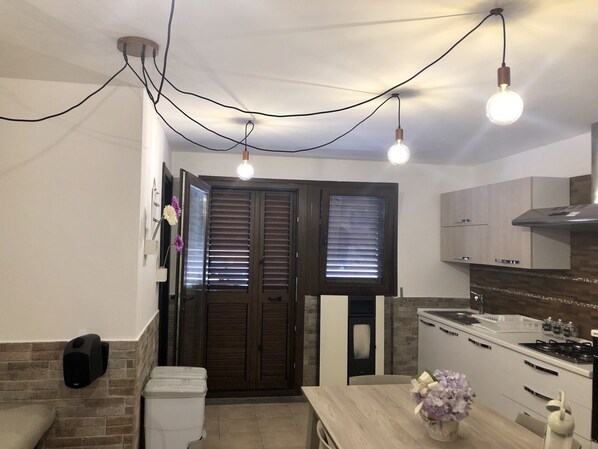 Frigorifero, microonde, forno, piano cottura