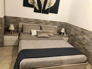 2 slaapkamers, een strijkplank/strijkijzer, gratis wifi, beddengoed
