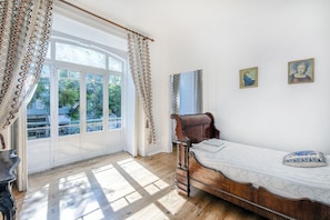 5 bedrooms, desk, iron/ironing board, free WiFi