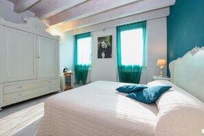 华丽四人房, 湖景 | 高档床上用品、羽绒被、迷你吧、特色装修