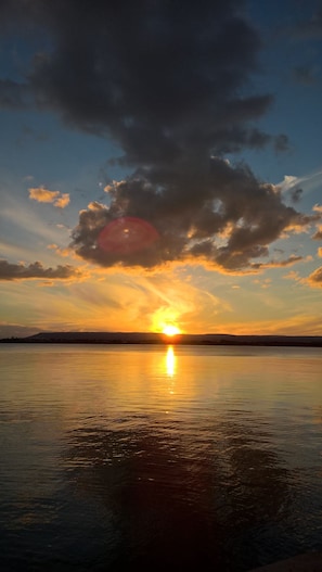 A sunset over a calm body of water with clouds in the sky. - Bed & Breakfast Le Reve (Sirmione)