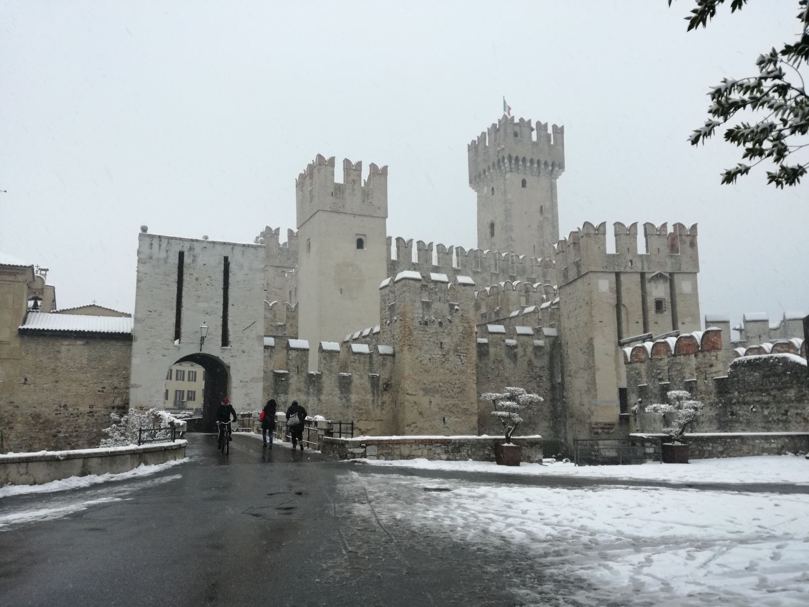 Un château médiéval doté d’une tour centrale et d’une grande entrée en arc de cercle.