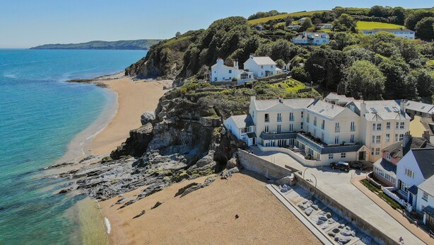 A coastal property with a beach, houses, and a cliff overlooking the sea. - 5 At The Beach - Beachfront, Parking, Pets welcome (Torcross)