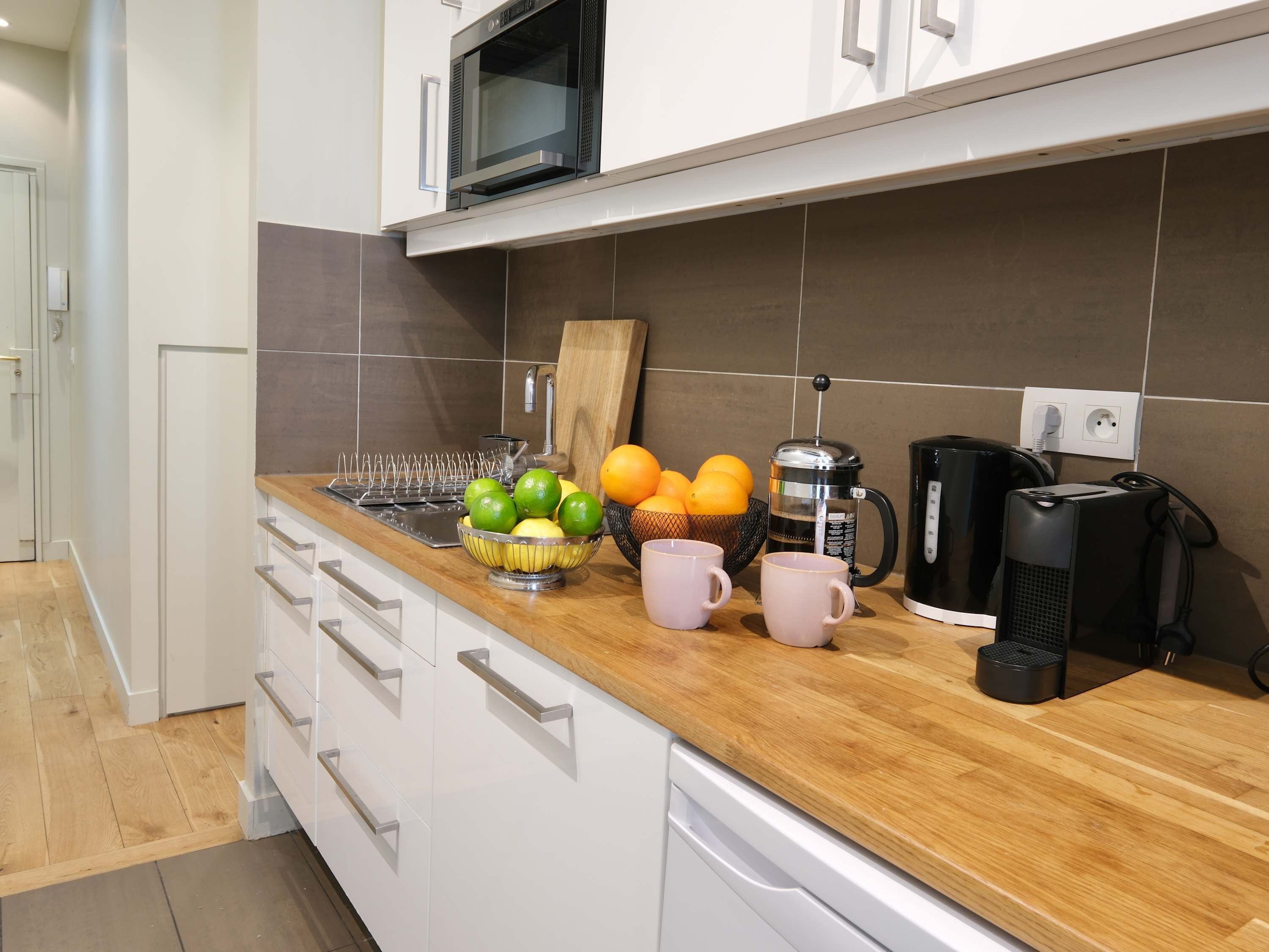 Kylskåp, mikrovågsugn, ugn och spishäll