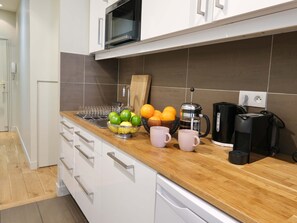 Refrigerador, microondas, horno, placa de cocina