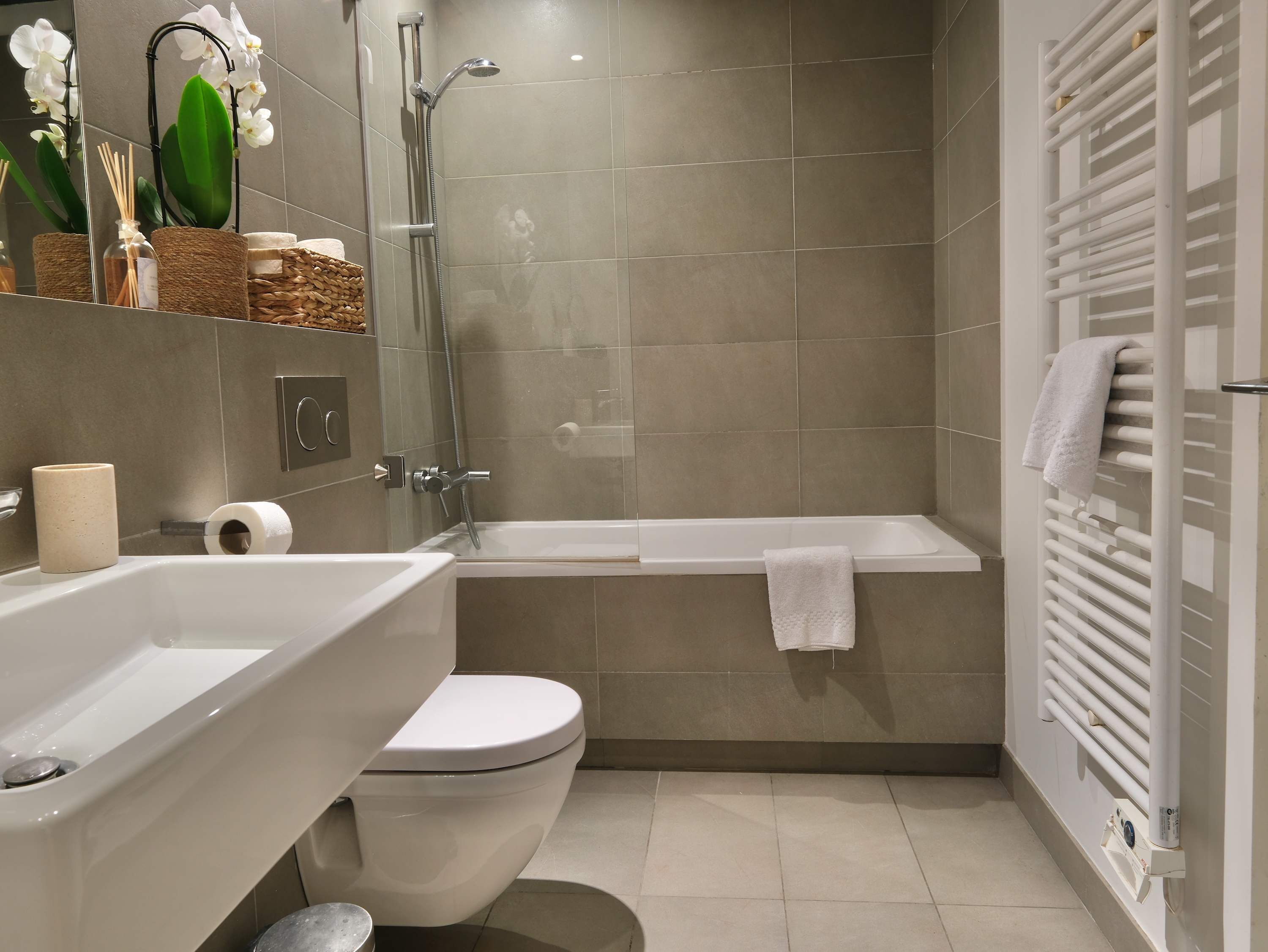 Een bad, een haardroger, handdoeken