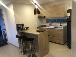 Kjøleskap, mikrobølgeovn, kaffetrakter/tekoker og kjøkkenutstyr