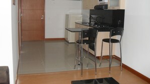 Fridge, microwave, stovetop - Rent Apartment Furnished an alcove (Medellín)