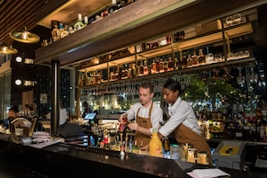 3 bares o lounges, bar de vinos, bar de cocteles