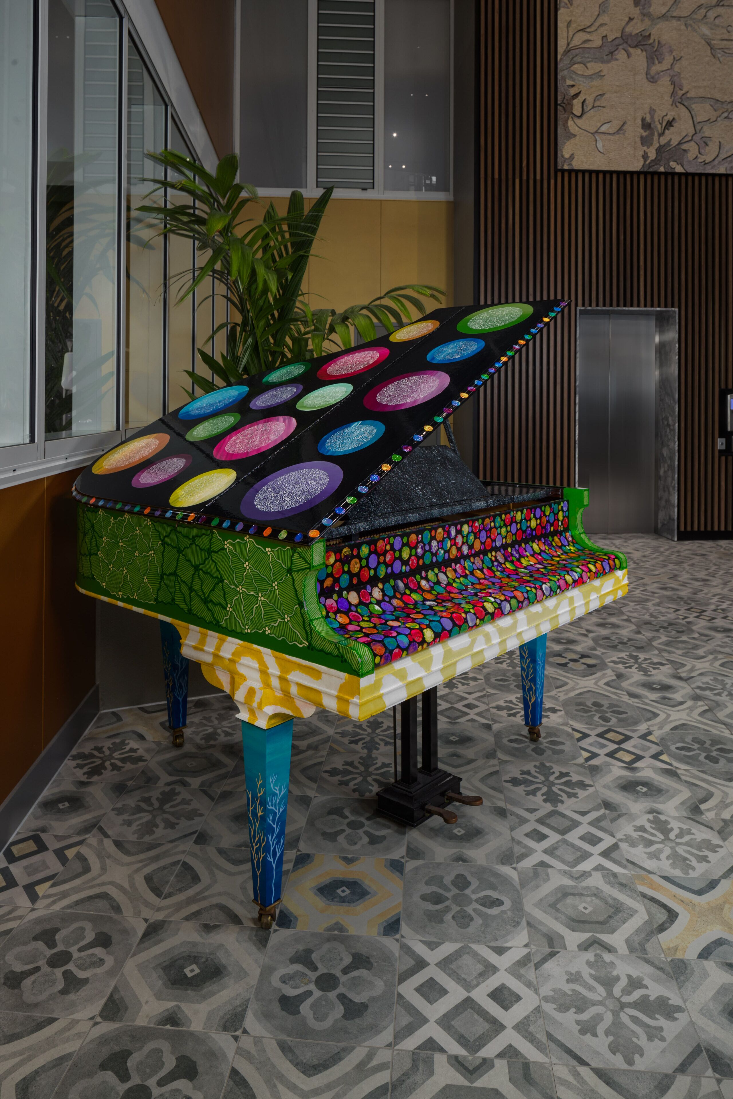 3 bars/lounges, wine bar, cocktail bar