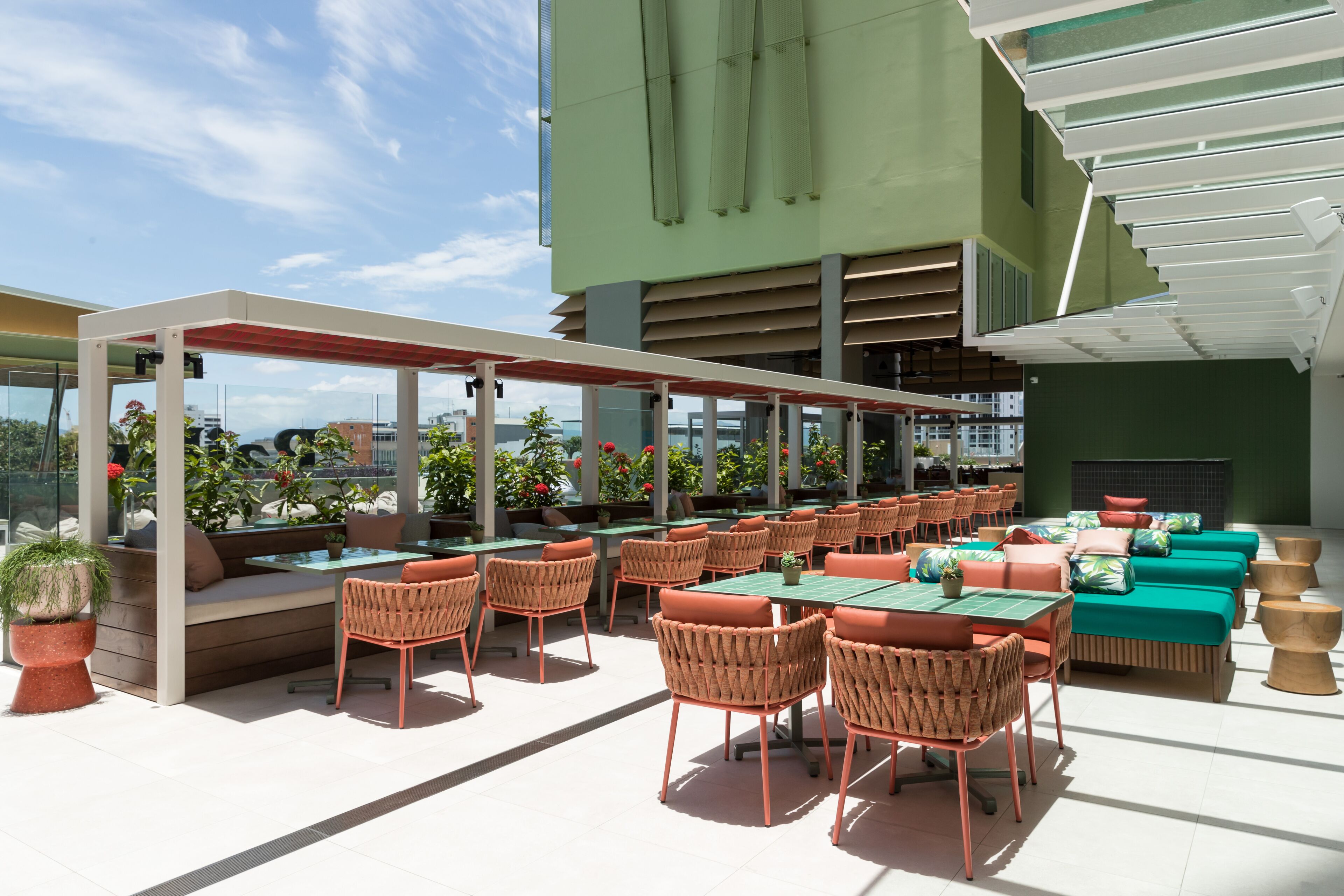 Quầy bar bên hồ bơi
