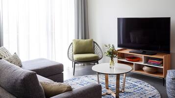 Coffre-fort, bureau, rideaux d’obscurcissement, système d’insonorisation