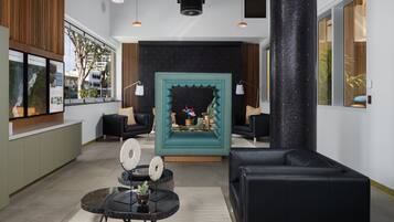 Un interior moderno con una pared de acento color turquesa, asientos de cuero negro y un elemento decorativo central.