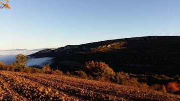 A mountainous landscape with autumn foliage and a clear sky.