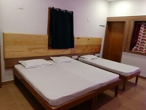 Deluxe Triple Room, Air conditioning | Laptop workspace, bed sheets