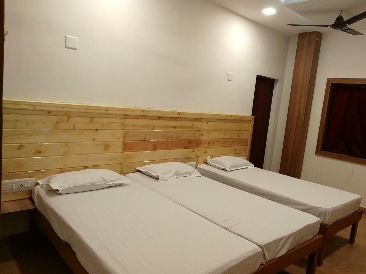 Deluxe Triple Room, Air conditioning | Laptop workspace, bed sheets