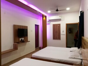 Deluxe Triple Room, Air conditioning | Laptop workspace, bed sheets - Hotel ZHANANA Inn (Thindukkal)
