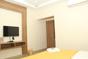 Chambre Double Familiale, climatisation | Espace de travail pour ordinateur portable, draps fournis