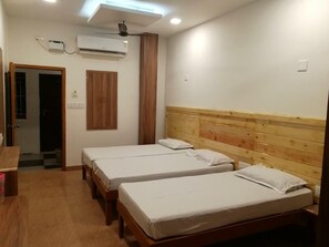 Chambre Triple Deluxe, climatisation | Espace de travail pour ordinateur portable, draps fournis