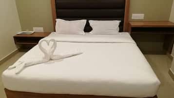 Chambre Double Familiale, climatisation | Espace de travail pour ordinateur portable, draps fournis