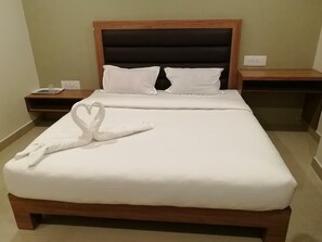 Family Double Room, Air conditioning | Laptop workspace, bed sheets