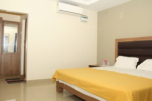 Laptop workspace, bed sheets - Hotel ZHANANA Inn (Thindukkal)