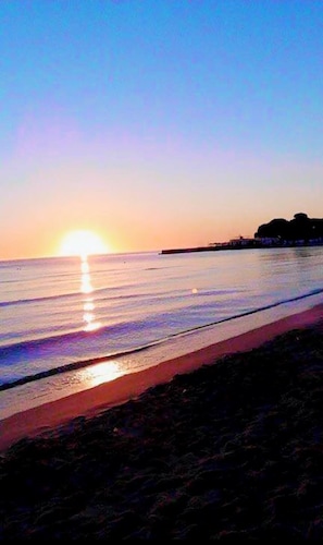 Una spiaggia nelle vicinanze, lettini da mare