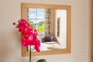 1 bedroom, iron/ironing board, WiFi, bed sheets - Swan View Apartment Harrogate - Prime location. 1 bedroom sleeps up to 3 (Harrogate)