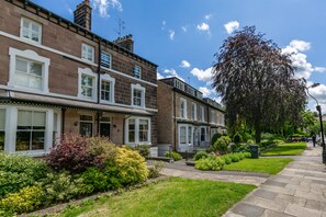 Exterior - Swan View Apartment Harrogate - Prime location. 1 bedroom sleeps up to 3 (Harrogate)