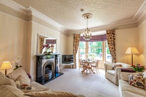 TV, fireplace, DVD player - Swan View Apartment Harrogate - Prime location. 1 bedroom sleeps up to 3 (Harrogate)