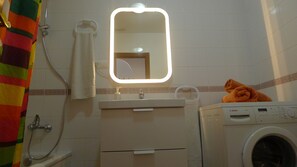 Baignoire, sèche-cheveux, serviettes fournies, savon