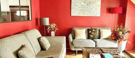 Téléviseur, lecteur de DVD, bureau