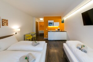 Tabla de planchar con plancha, wifi y ropa de cama