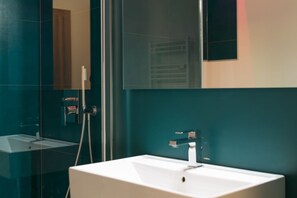 Shower, hair dryer, bidet, towels - Nice design apartment in the old town near Piazza Erbe street (Bolzano)