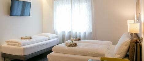 Iron/ironing board, WiFi, bed sheets