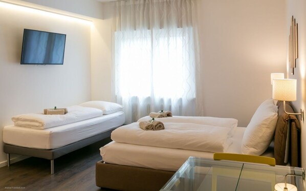 Iron/ironing board, WiFi, bed sheets