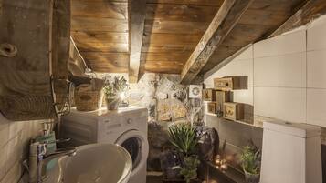 Ensemble douche/baignoire, sèche-cheveux, serviettes fournies, savon