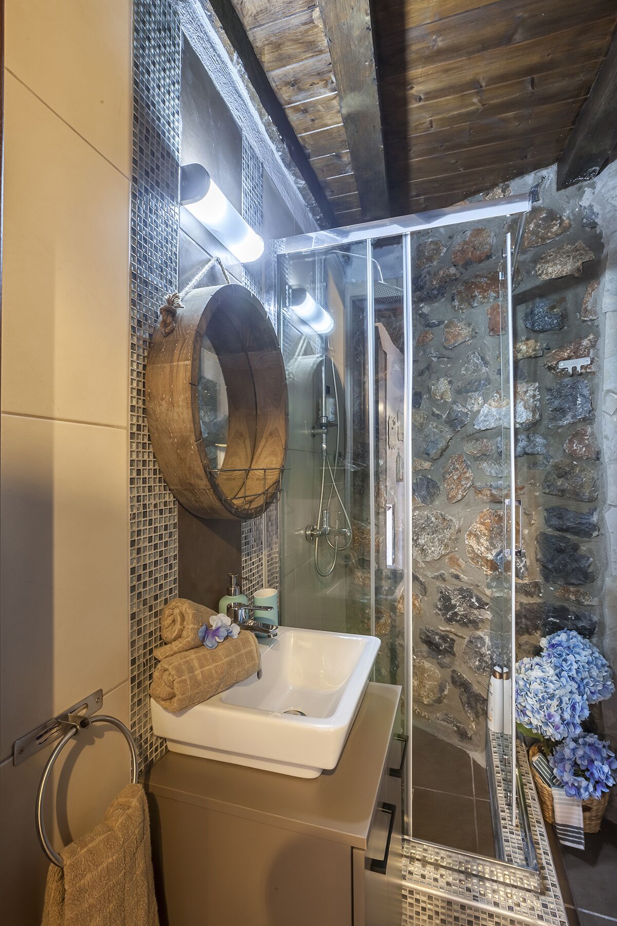 Ensemble douche/baignoire, sèche-cheveux, serviettes fournies, savon