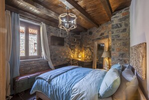 3 makuuhuonetta, tallelokero huoneessa, silitysrauta/-lauta