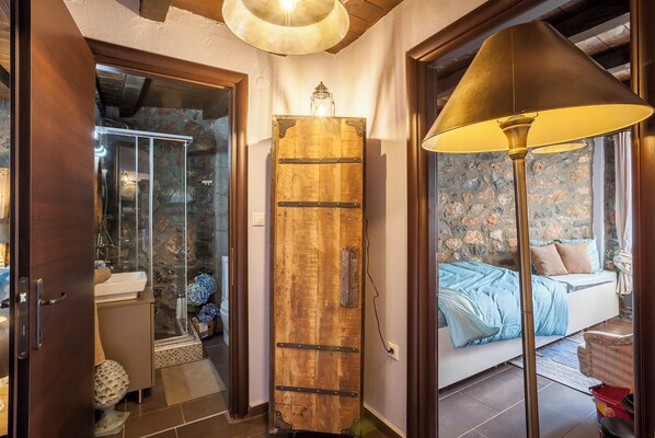 3 bedrooms, in-room safe, iron/ironing board, bed sheets