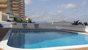 Una piscina con vista sulle montagne sullo sfondo.